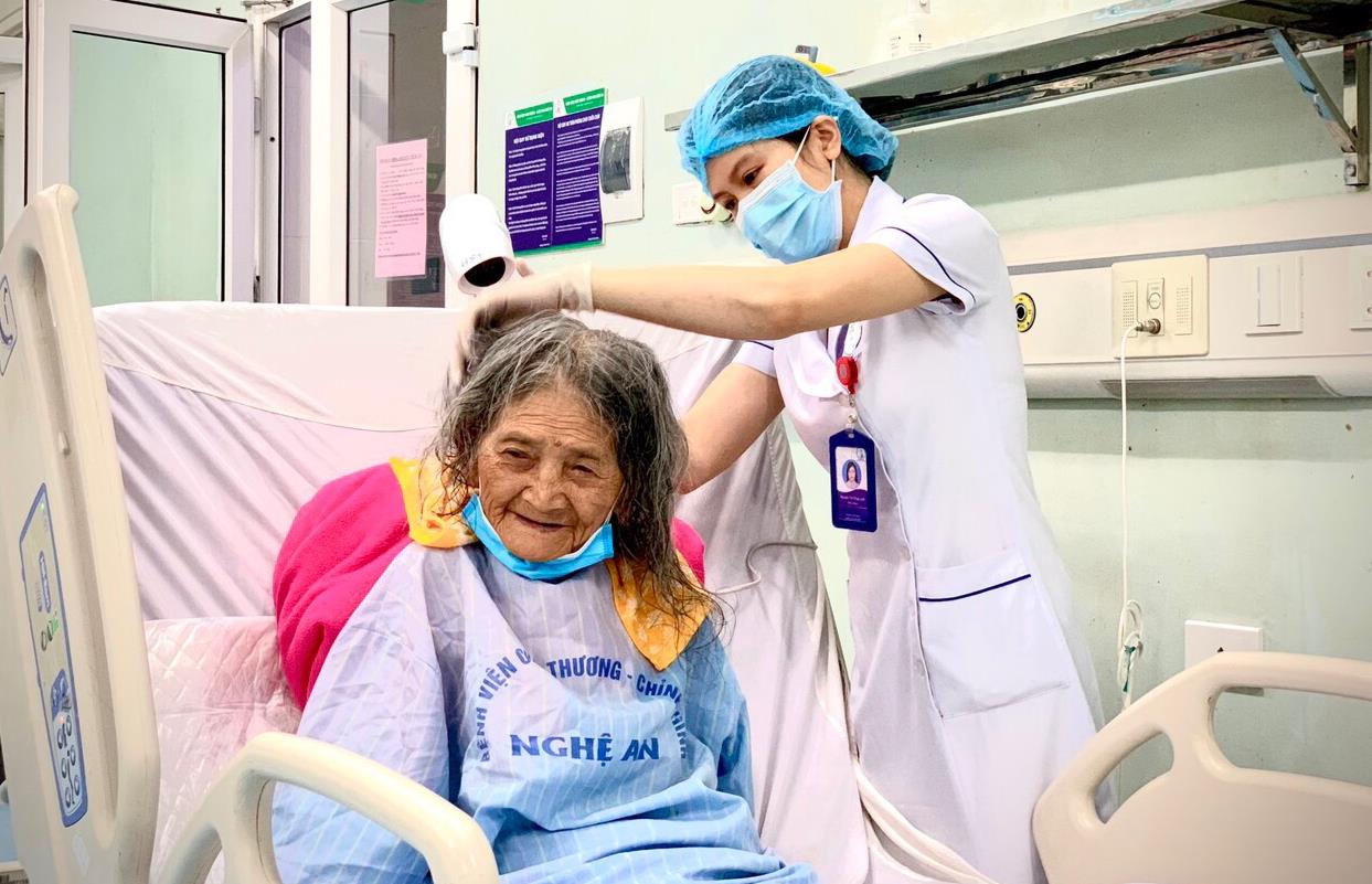 Công tác chăm sóc bệnh nhân tại khoa Hồi sức tích cực